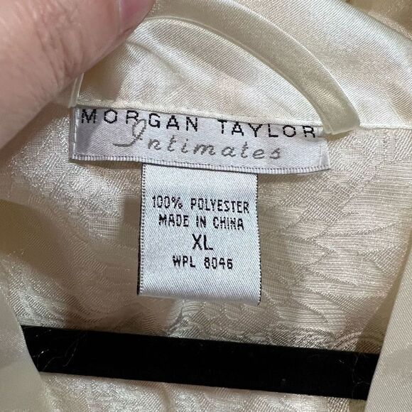 Morgan Taylor Intimates Cream Textured Short Robe Attached Belt - Picture 4 of 10